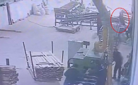 Fabrika işçisinin başına odun parçasının isabet etmesi sonucu öldüğü olay kamera