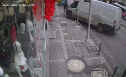 Freni boşalan minibüs dehşeti: Karşı şeride geçip yayaya ve duvara çarptı