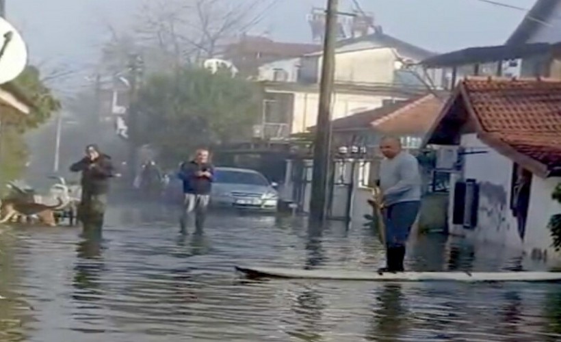 Göle dönen yolda kano ile ilerledi