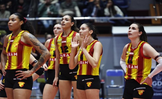 Göztepe evinde lider VakıfBank'a mağlup oldu