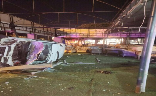 Hafif ticari araç, mağazaya girdi; 2 yaralı