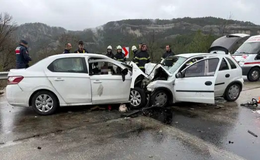 İki otomobil kafa kafaya çarpıştı: 6 ölü, 6 yaralı