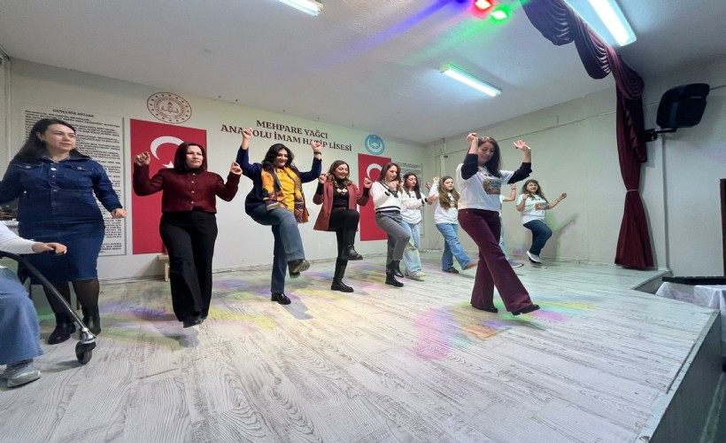 İtalyan öğretmenler zeybek oynayıp, horonu deneyimledi