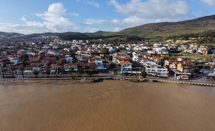Foça'da sağanak; dereler taştı, denizin rengi değişti