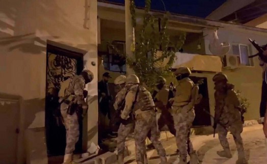 İzmir'de FETÖ'ye baskın: 12 şüpheli kıskıvrak yakalandı