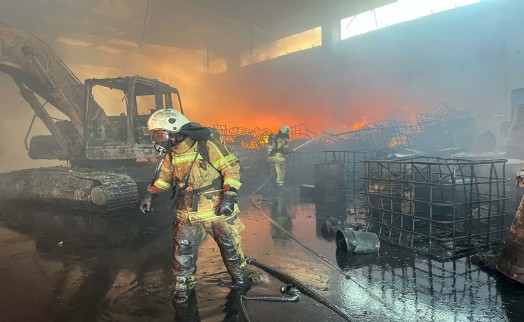 İzmir'de geri dönüşüm fabrikasında yangın! 1.5 saatte kontrol altına alındı
