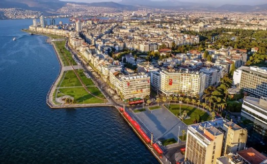 İzmir'de su baskınları turizmi vurdu