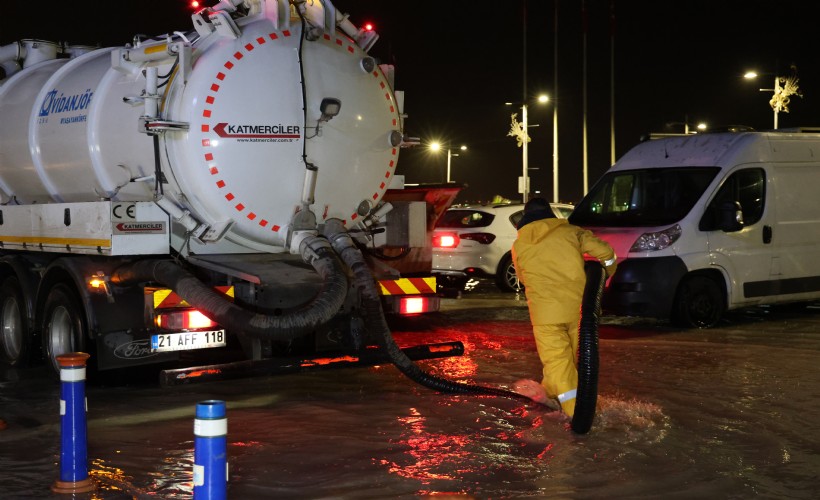 İzmir'i sağanak vurdu: Sokaklar göle döndü!