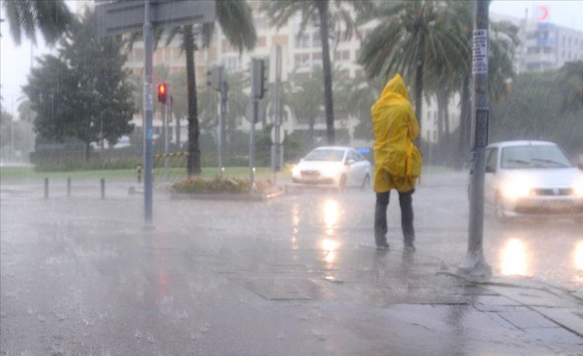 İzmir için yeni uyarı! Kuvvetli sağanak hız kesmiyor!