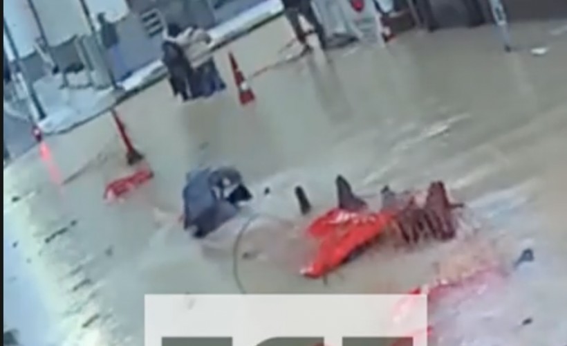İzmir'in göbeğinde pes dedirten görüntü: Su dolu çukura düştü