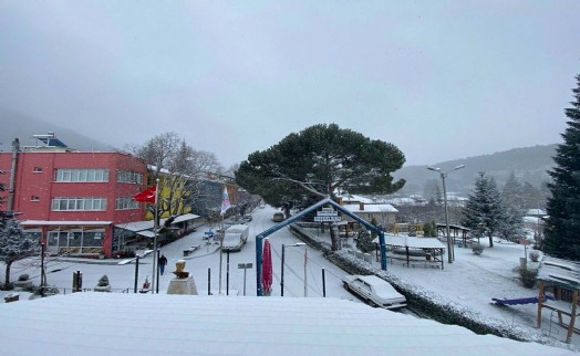 İzmir'in yüksek kesimleri beyaza büründü