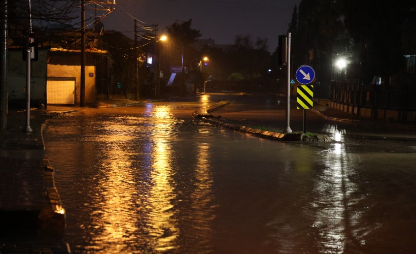 İzmir’de cadde ve sokaklar göle döndü