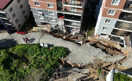İzmir'de istinat duvarı çöktü: 2 bina ve 7 araç zarar gördü!