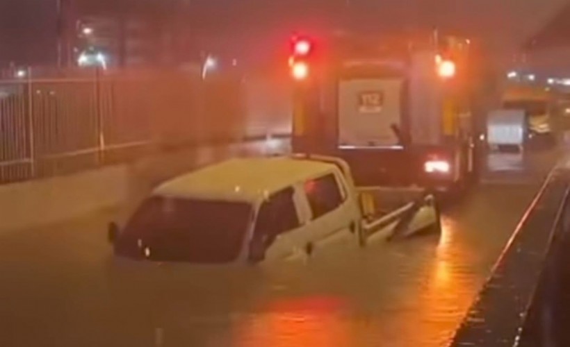 İzmir'de kahreden olay! Suyla dolan alt geçitte sürücü hayatını kaybetti!