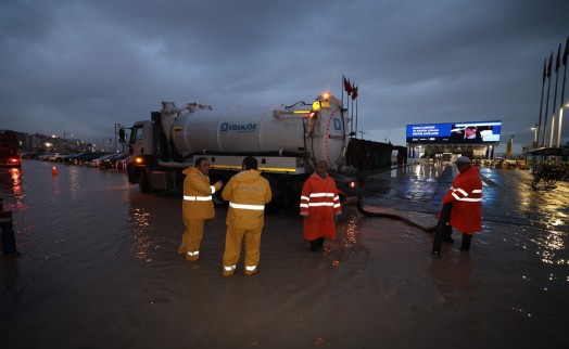 İzmir'de yağış ve deniz seviyesi hareketliliğine anlık müdahale