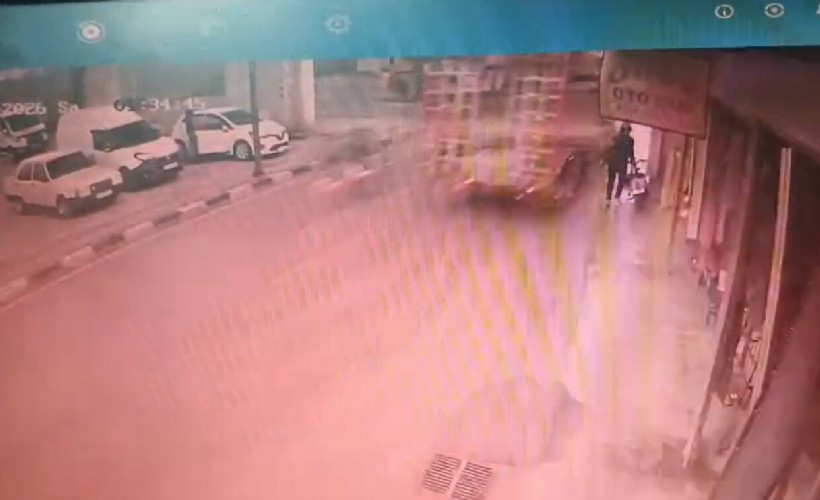 Kamyonun üzerindeki iş makinesi yol kenarındaki gence çarptı: O anlar kamerada!