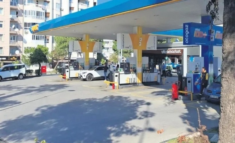 Karabağlar'da mühürlenen akaryakıt istasyonu tartışma yarattı: AK Parti'den 'mevzuata uygun değil' iddiası!