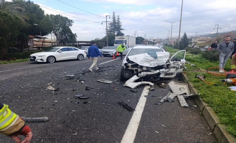 Karşı şeride geçen araç dehşet saçtı: 2 ölü, 4 yaralı!