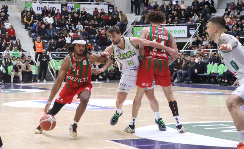Karşıyaka potada Anadolu Efes önünde