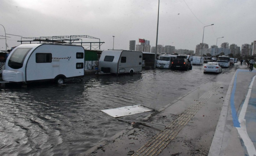 Karşıyaka sahili sular altında: Deniz taştı Tramvay o duraklarda durmuyor!