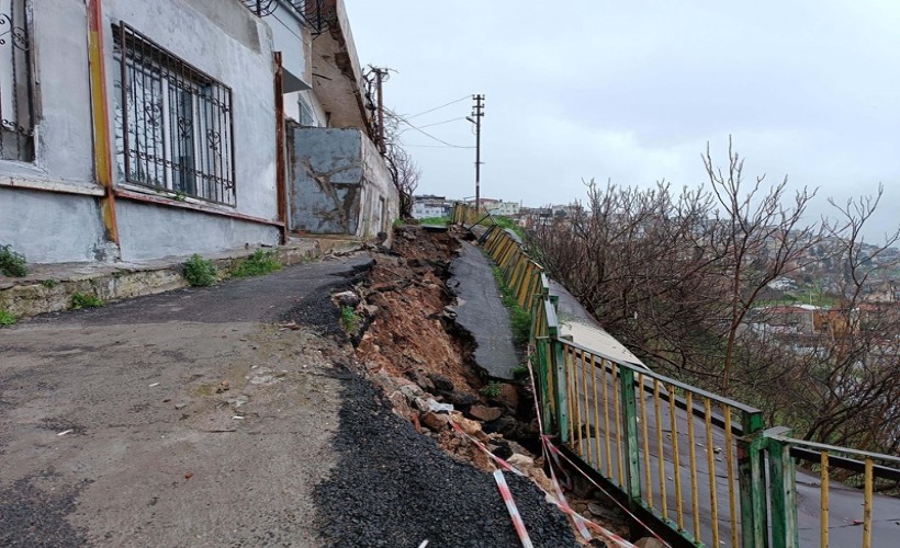 Konak'ta asfalt yol, sağanak sonrası çöktü