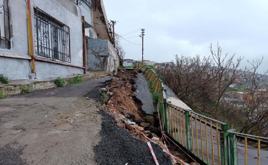 Konak'ta asfalt yol, sağanak sonrası çöktü