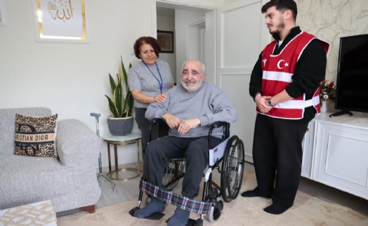 Konak'ta kimse yalnız değil: Tekerlekli sandalyesine Konak Belediyesi ile ulaştı