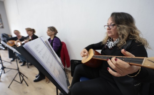 Konak’ta ücretsiz bağlama kursuna yoğun ilgi