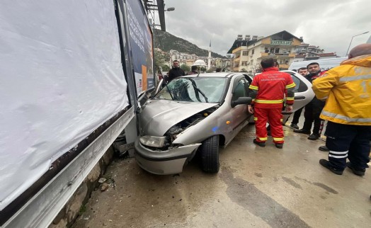 Kontrolden çıkan otomobil istinat duvarına çarptı: 1 ölü