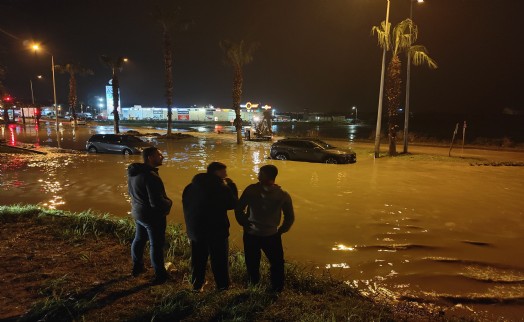 Kuşadası'nda sağanak; yollar göle döndü, araçlar suya gömüldü