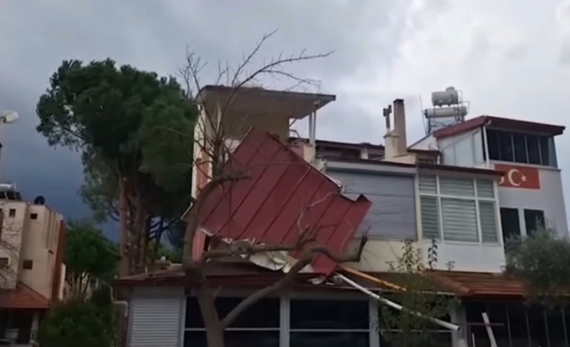 Kuşadası’nda evlerin çatıları uçtu, araçlar mahsur kaldı