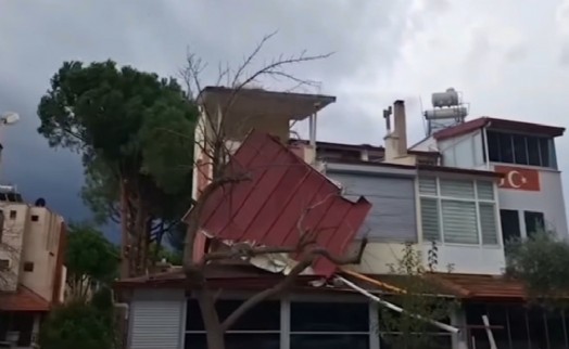 Kuşadası'nda evlerin çatıları uçtu, araçlar mahsur kaldı