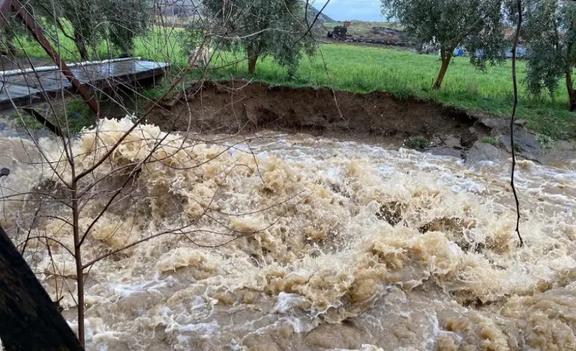 Manisa'da dereler taştı; tarım arazileri su altında kaldı