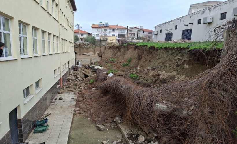 Manisa'da istinat duvarı, lise bahçesine çöktü