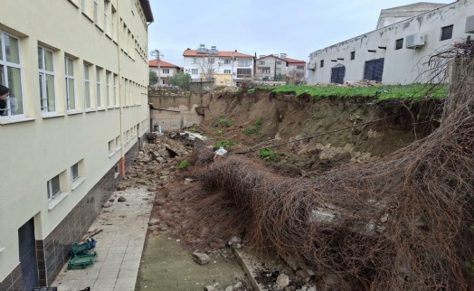 Manisa'da istinat duvarı, lise bahçesine çöktü