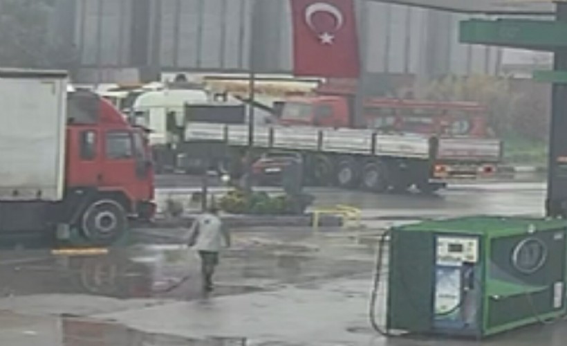 Manisa'da otomobil TIR'ın altına girdi: 1 yaralı!