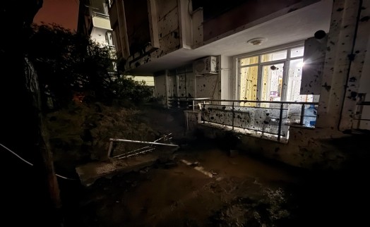 Manisa'da heyelan; sitenin istinat duvarı çöktü