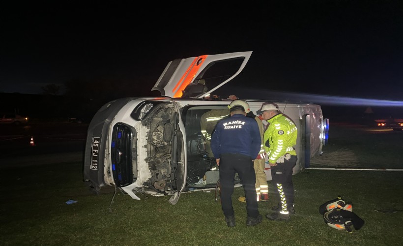 Manisa’da otomobille çarpışan ambulans devrildi: 5 yaralı