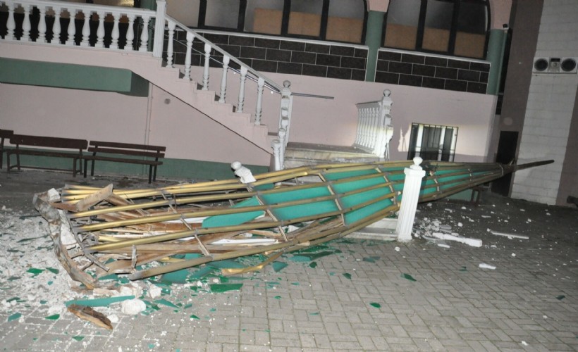 Manisa’da şiddetli rüzgar; minarenin külahı uçtu, 100’den fazla ağaç devrildi