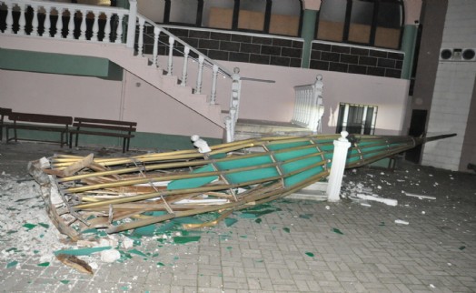 Manisa'da şiddetli rüzgar; minarenin külahı uçtu, 100'den fazla ağaç devrildi