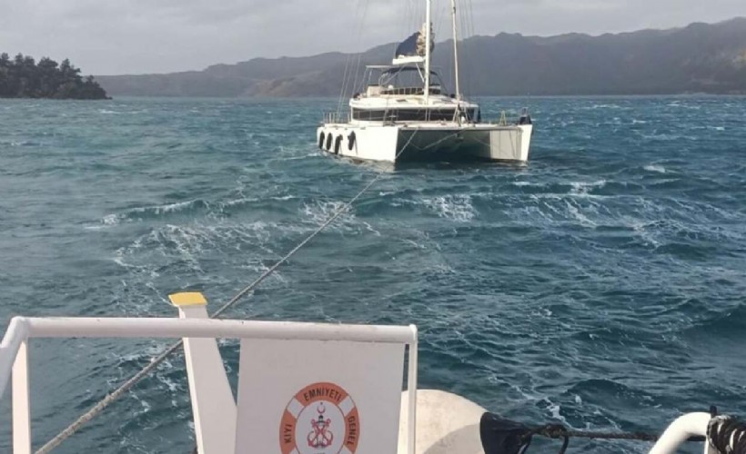 Marmaris’te sürüklenen tekne kurtarıldı