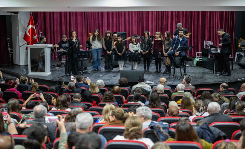 Minikler Barış Manço ve Cem Karaca şarkılarıyla sahnedeydi