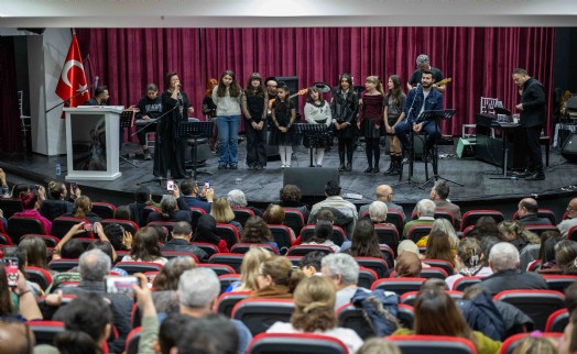 Minikler Barış Manço ve Cem Karaca şarkılarıyla sahnedeydi