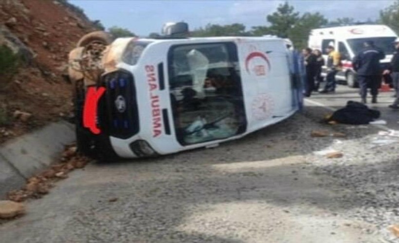 Muğla'da ambulans devrildi; paramedik yaralandı