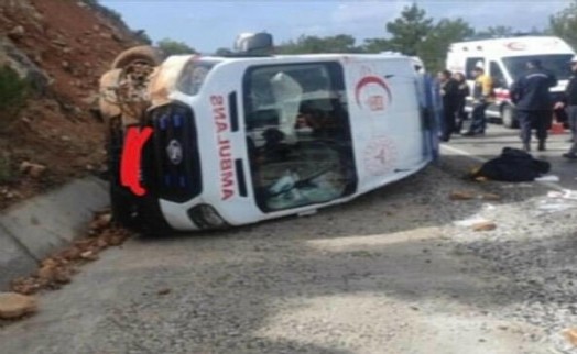 Muğla'da ambulans devrildi; paramedik yaralandı