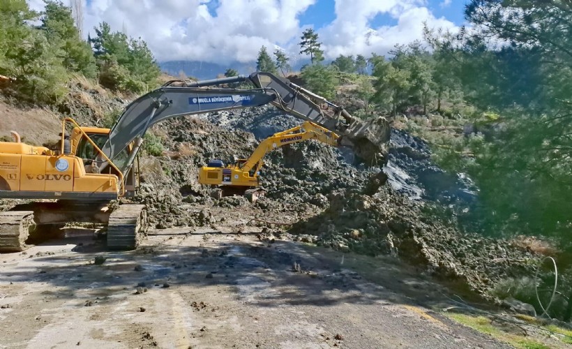 Muğla'da toprak kaydı köy yolu kapandı