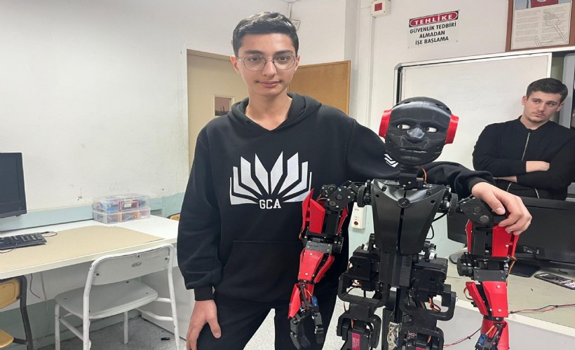 Öğrencilerin geliştirdiği 'Altan' robot, onlarla sohbet edip rehberlik yapıyor