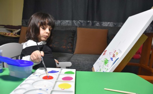 SMA'lı Esra kampanyası için resim yapıyor