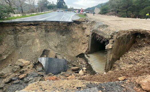 Sağanak nedeniyle yol çöktü
