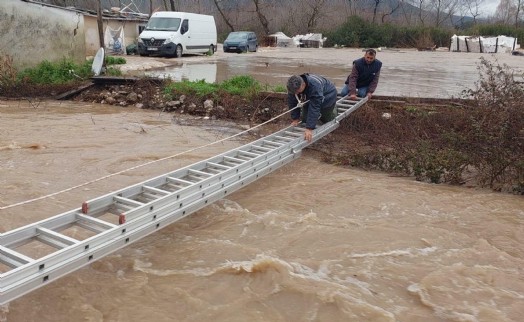 Sağanak sonrası mahsur kalan 2 kişi kurtarıldı